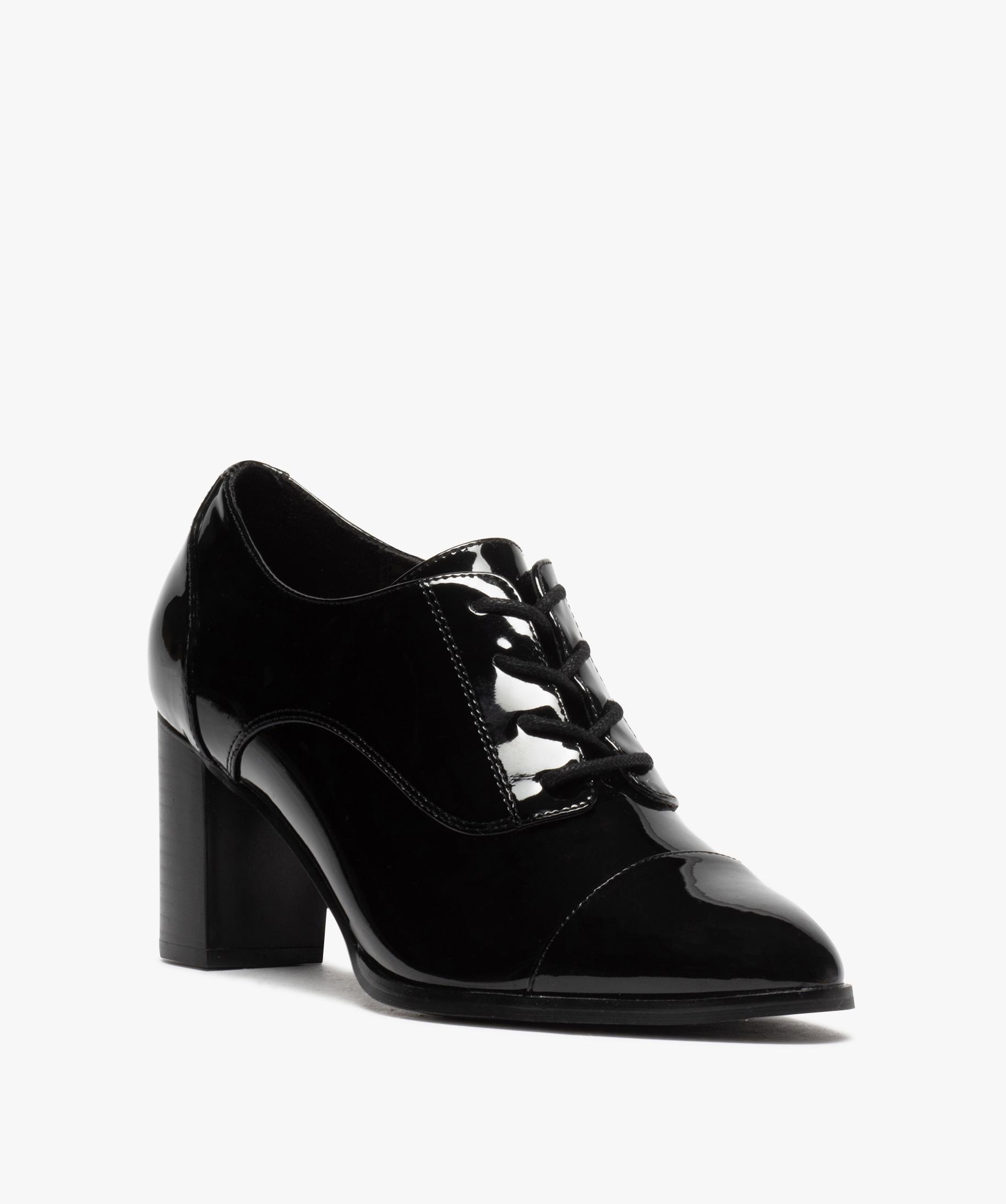 Escarpins à lacets sales