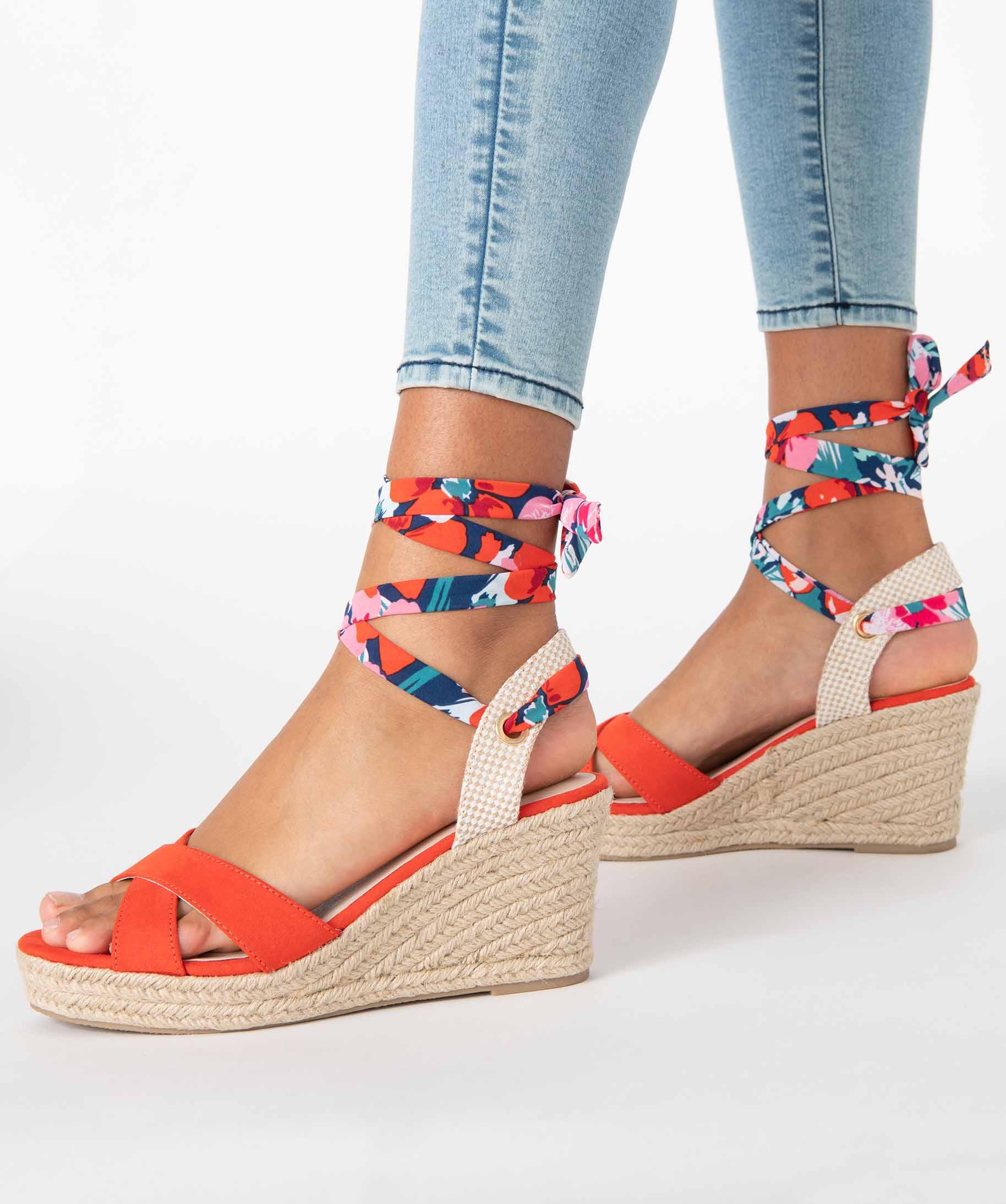 Sandales femme a talon compense et lacet foulard rouge GEMO