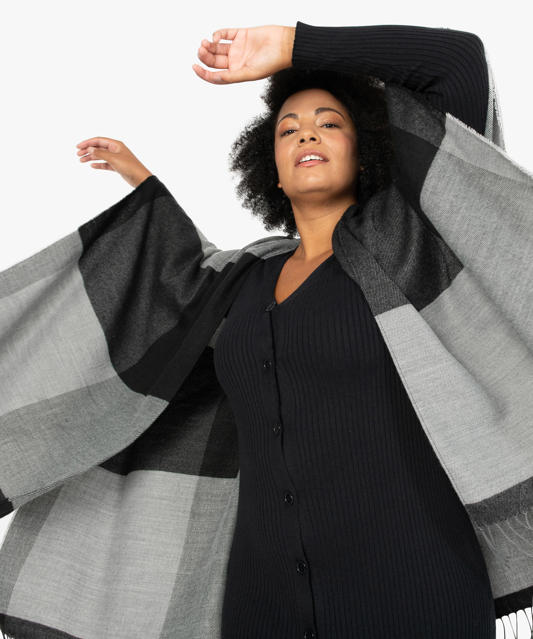 Poncho femme a larges carreaux avec finitions franges. gris fonce GEMO
