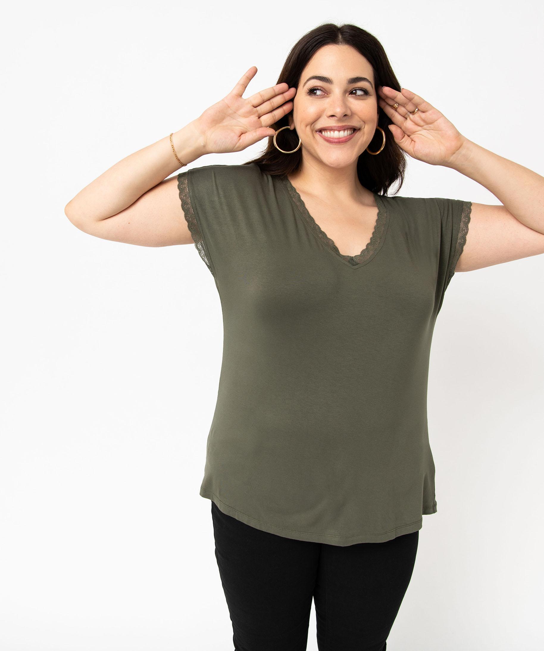 Blouse à rayures verticales. Col V et manches 3/4. Coupe évasée, vert