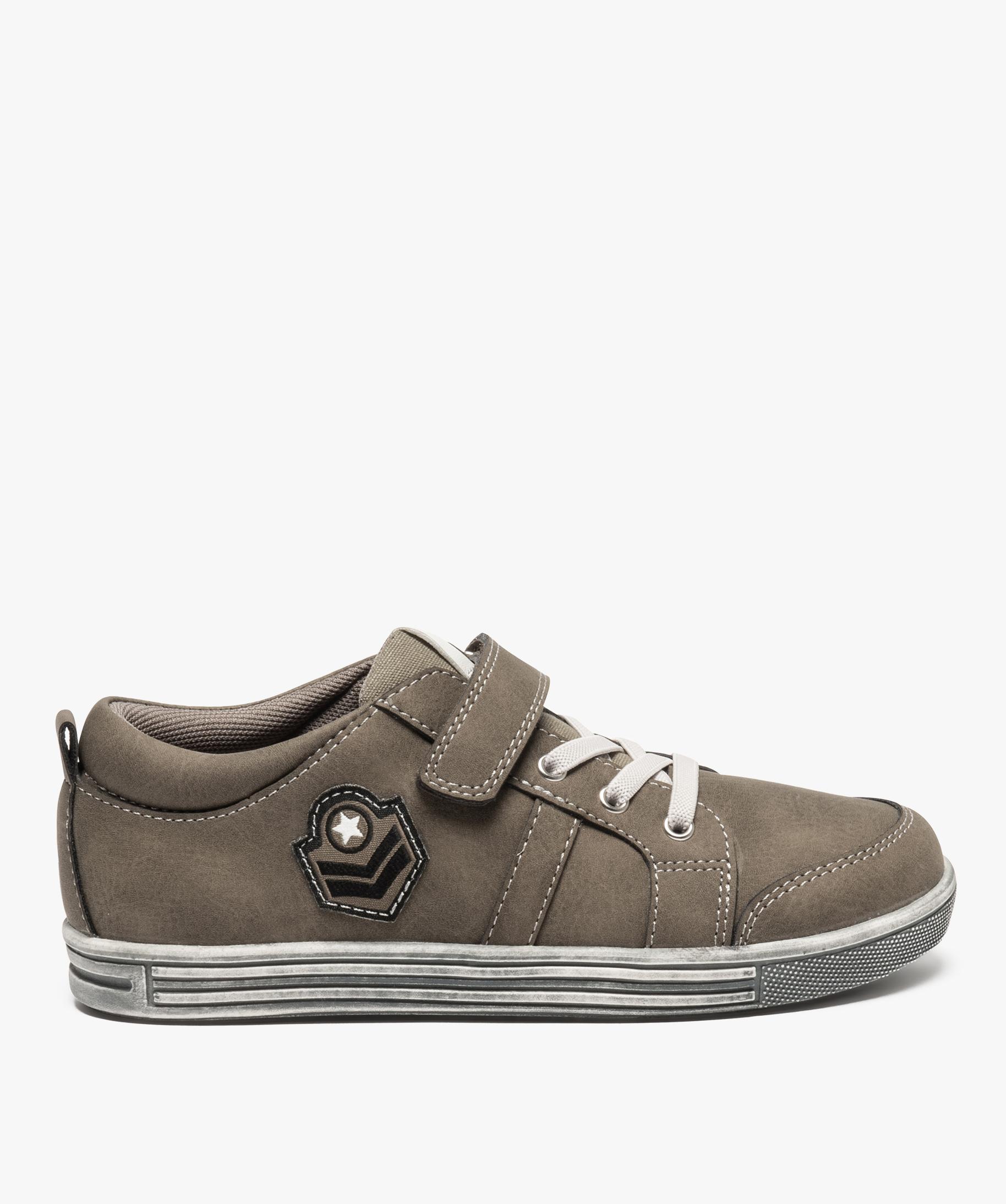 Baskets gar on scratch et lacets lastiques. Du 31 au 36. beige