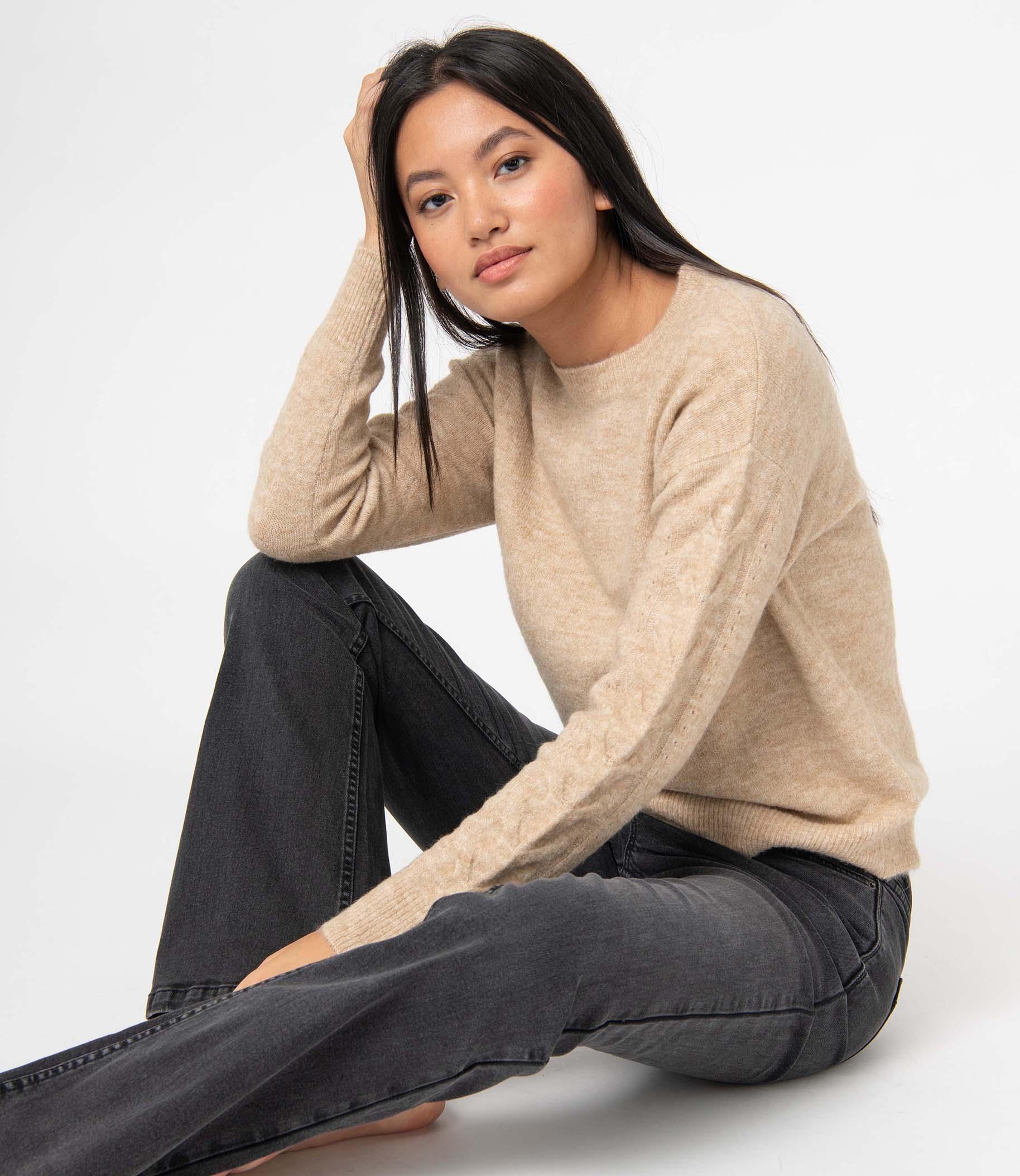 Pull femme a col rond avec manches torsadees