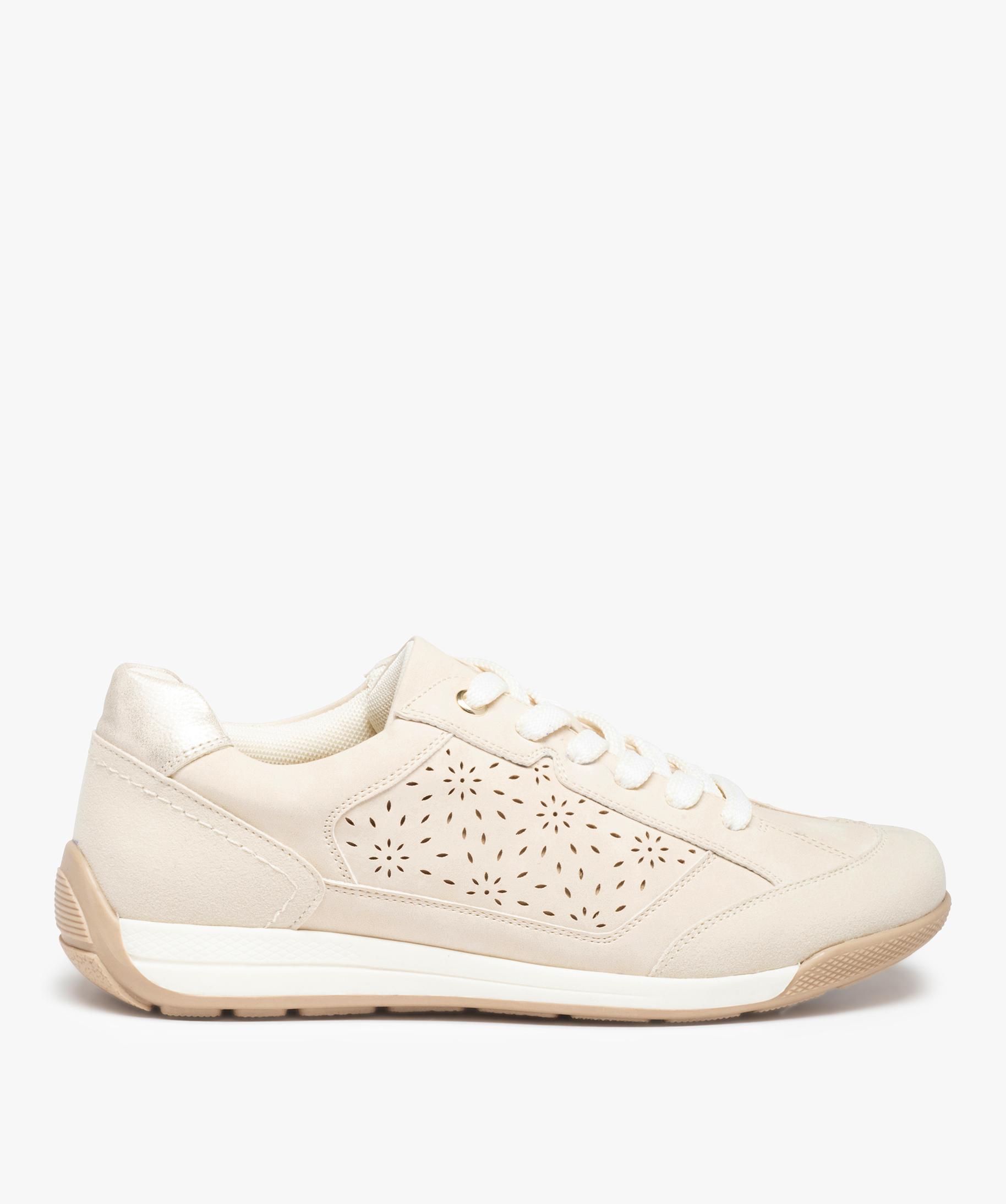 Baskets femme unies avec perforations en forme de fleurs