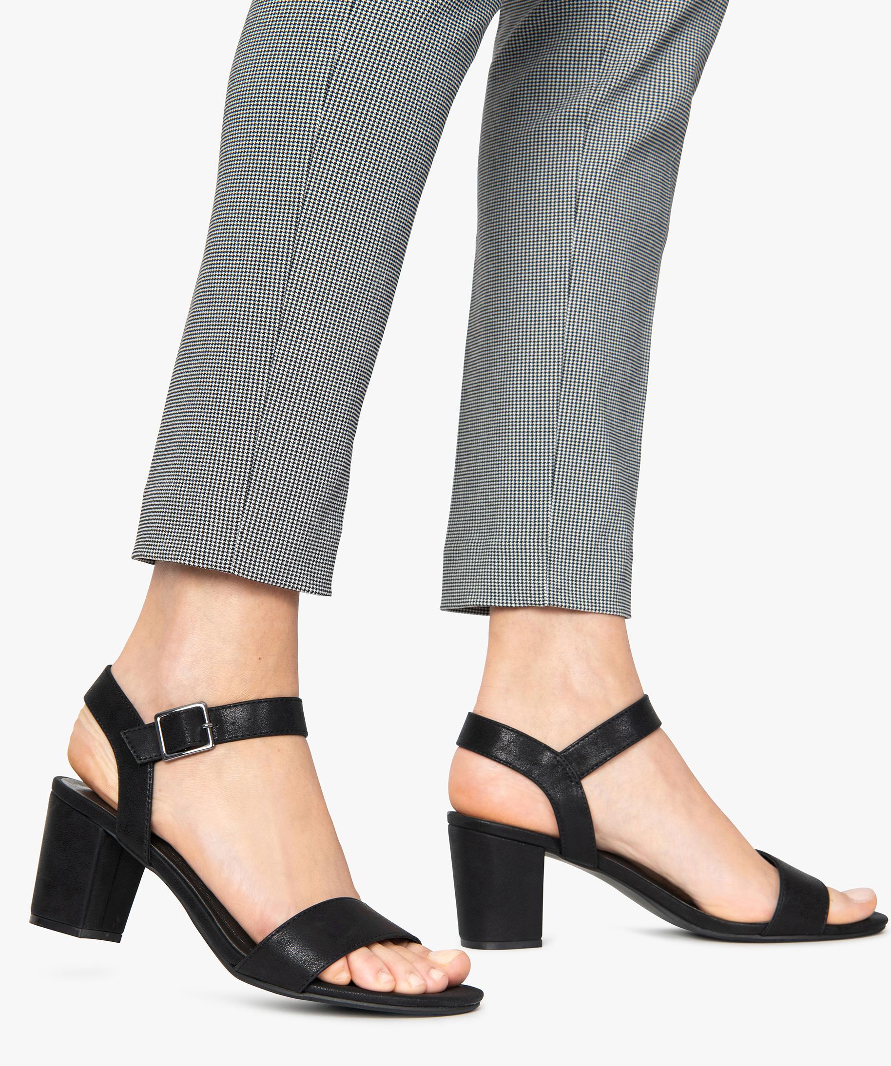 Sandales femme a talon et larges brides
