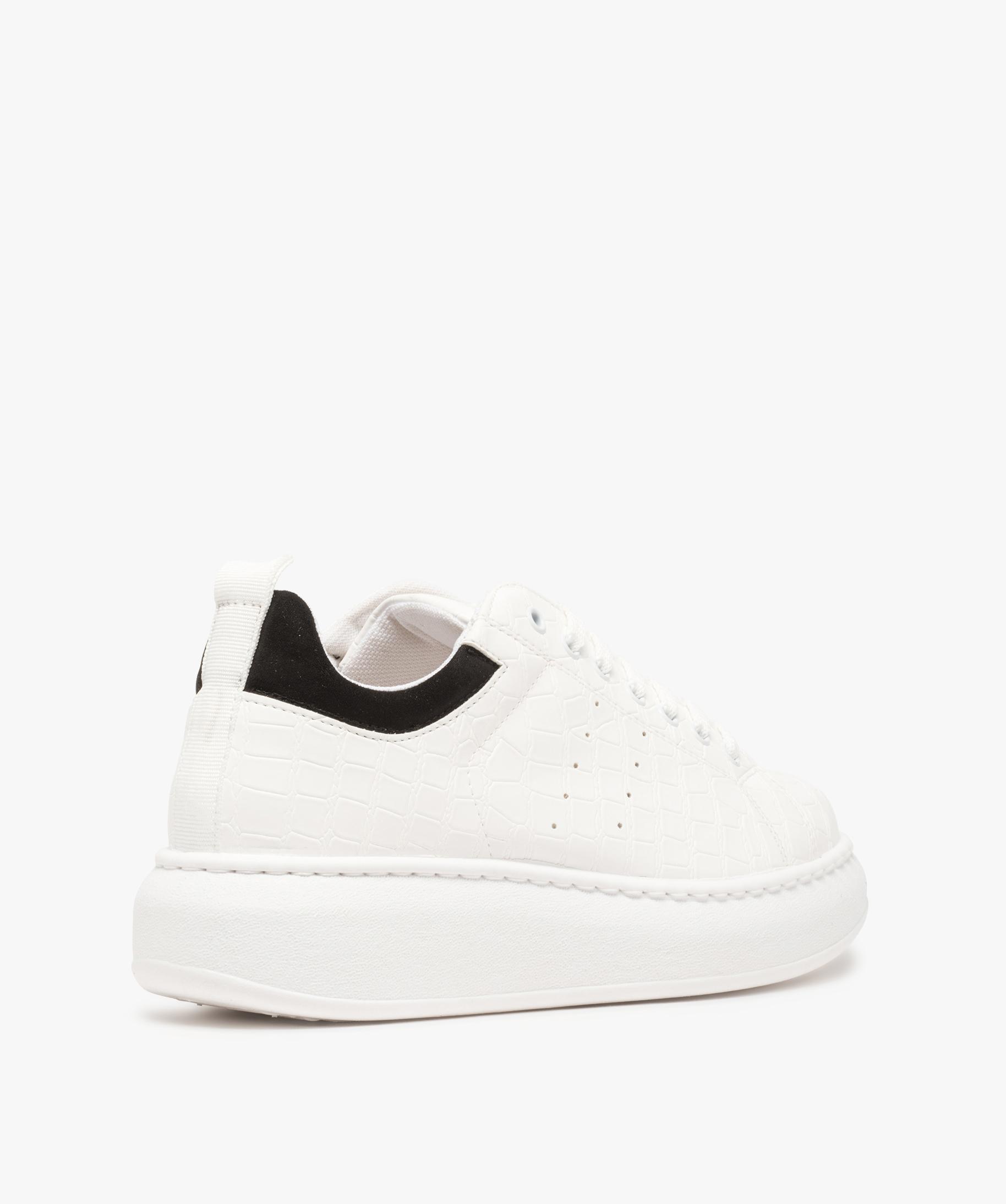 Baskets femme a semelle compensee et detail contrastant