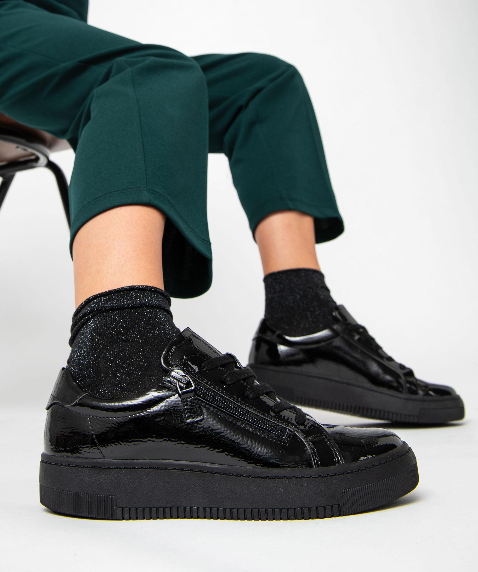 Baskets femme vernies a zip et a lacets noir GEMO