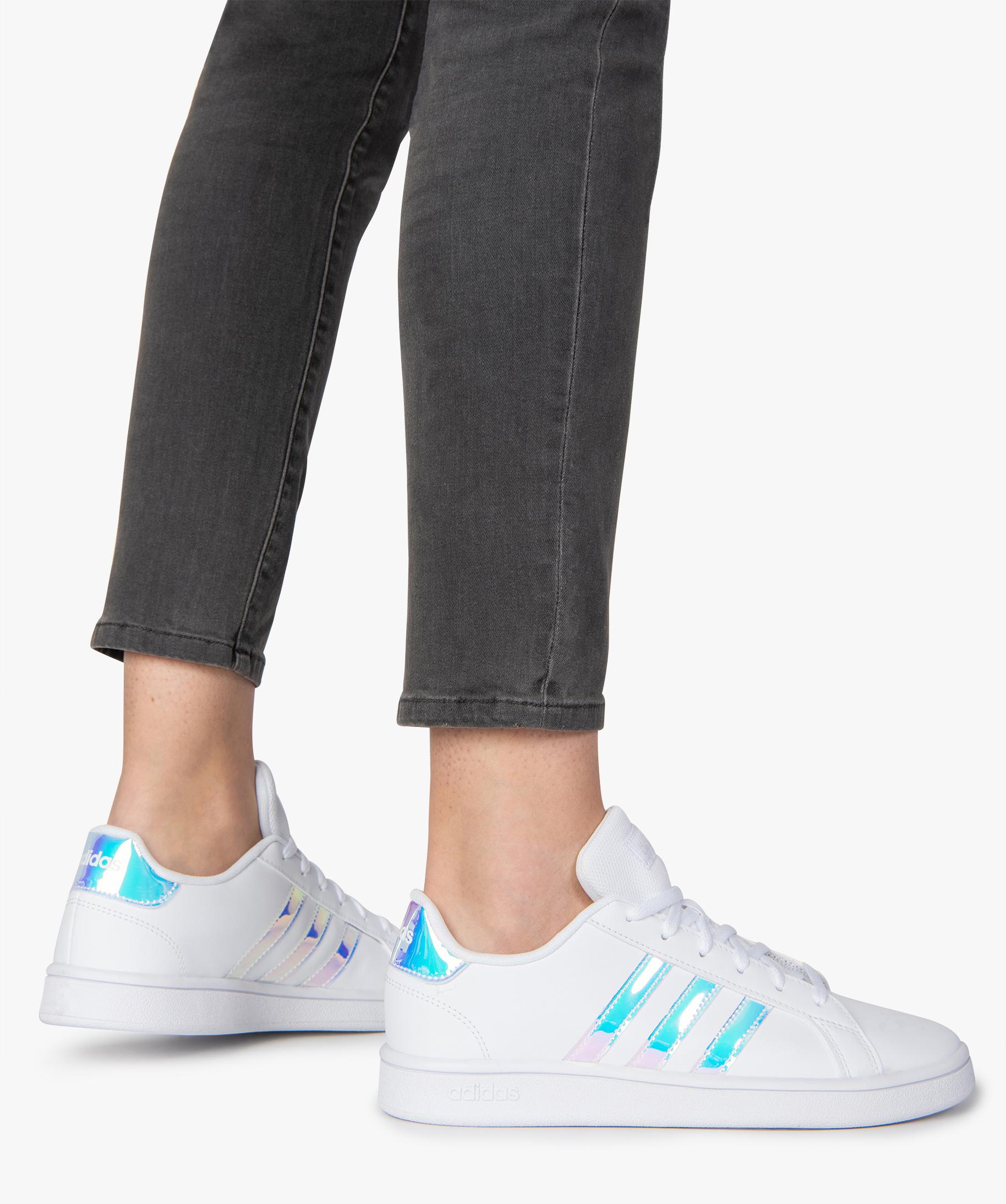 Baskets femme a bandes irisees Adidas Grand Court K blanc GEMO