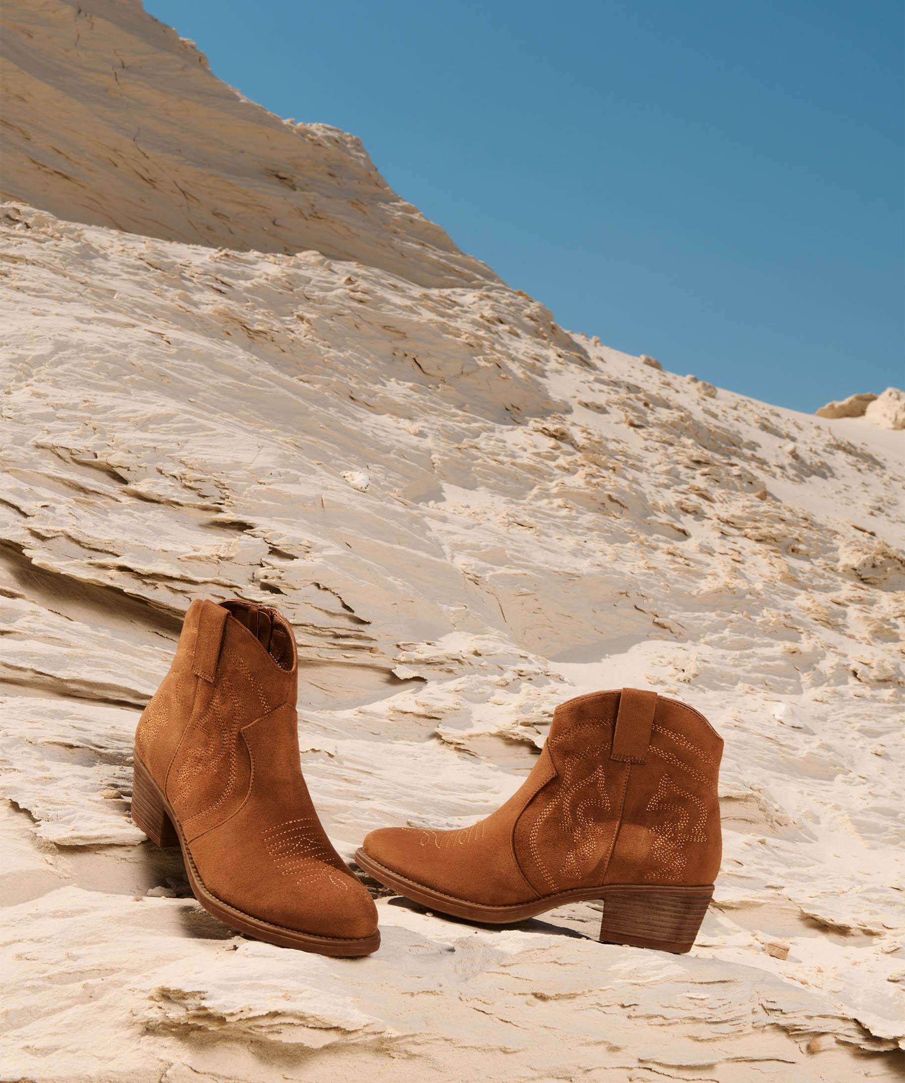Boots santiags a talon en suedine brodee femme
