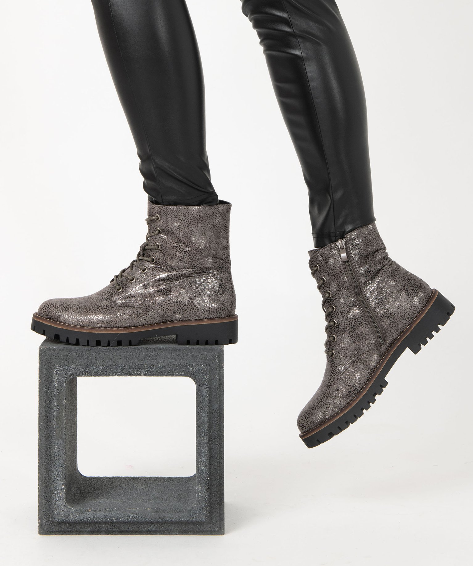 Boots lacées à semelle crantée et reflets brillants femme - 36 - gris - GEMO