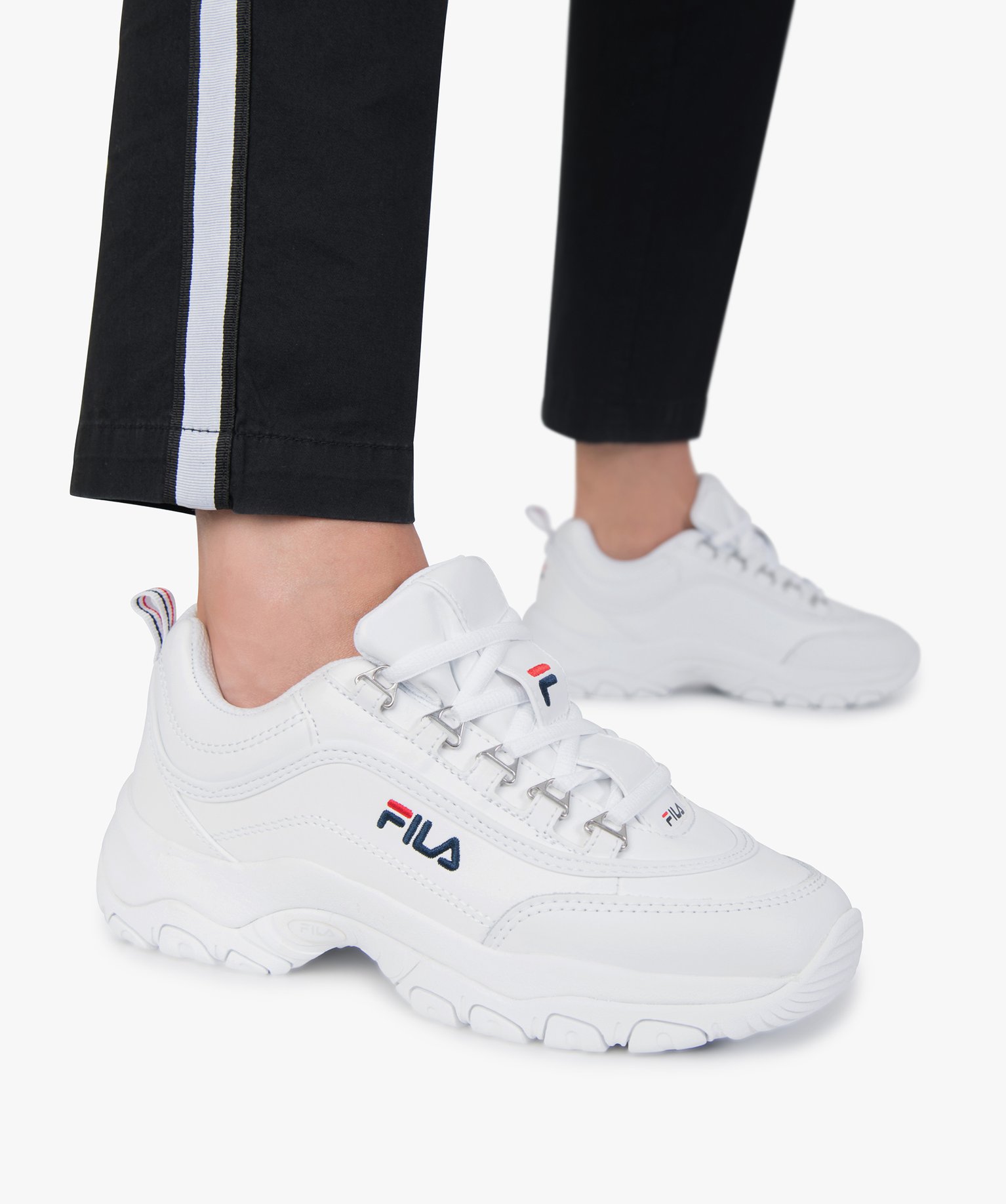 Baskets Dad shoes femme a lacets et passants metallises Fila Strada Low