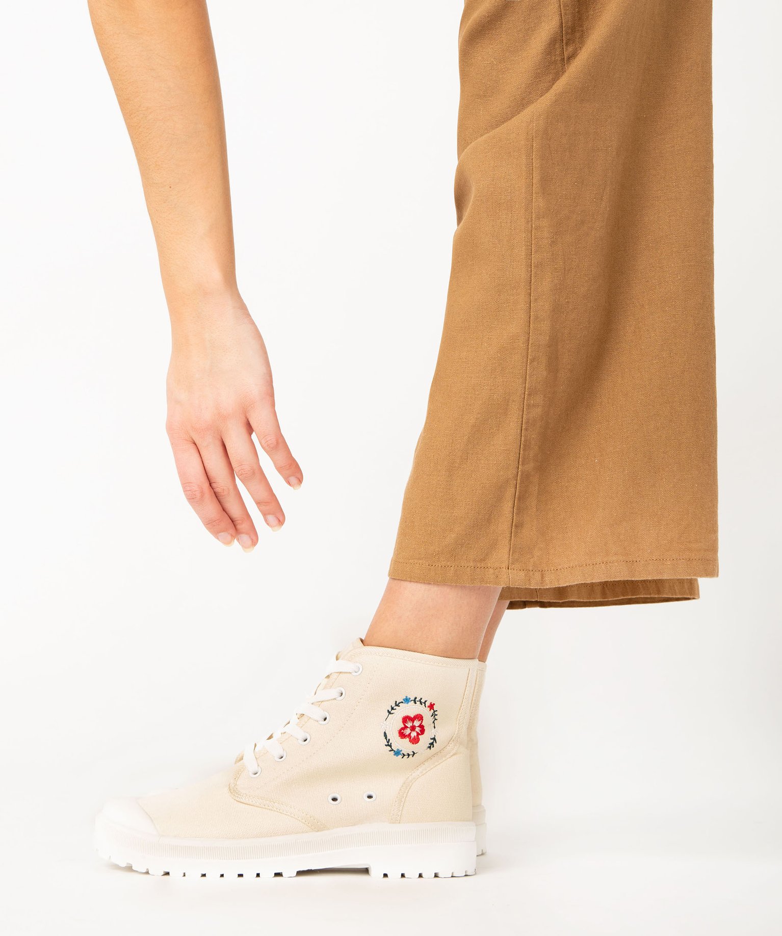Baskets femme en toile montante unie à semelle crantée avec détail brodé - 36 - beige - GEMO