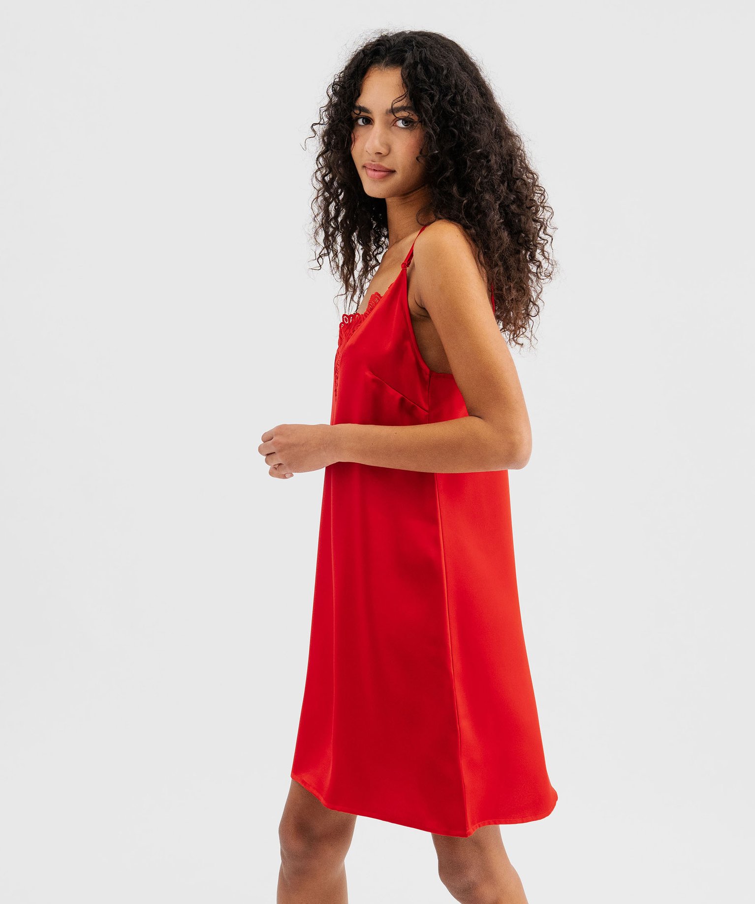 Nuisette élégante bretelles fines ajustables dentelle florale transparente noire viscose élasthanne fluide douce confortable longueur genoux fabrication polonaise sophistiquée intemporelle