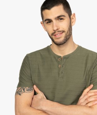 Tee-shirt homme à col tunisien en maille texturée aspect rayé vue2 - GEMO (HOMME) - GEMO