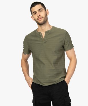 Tee-shirt homme à col tunisien en maille texturée aspect rayé vue1 - GEMO (HOMME) - GEMO
