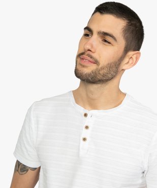 Tee-shirt homme à col tunisien en maille texturée aspect rayé vue1 - GEMO (HOMME) - GEMO