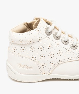 Chaussures premiers pas bébé fille bottillons en cuir uni ajouré - Kickers vue6 - KICKERS - GEMO