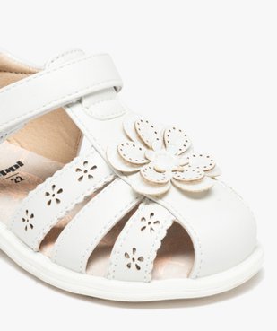 Sandales bébé fille à brides ajourées et fleur en relief vue6 - SANS MARQUE - GEMO