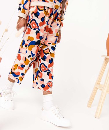 Pantalon en satin imprimé. Taille élastique et jambe large, noir | Ulla