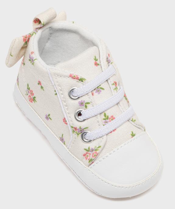 Chaussons de naissance tennis en toile fleurie bébé fille vue5 - LITTLE LOVE - GEMO