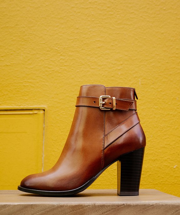 Bottines femme à talon carré dessus en cuir avec zip et bride fantaisie - Tanéo vue1 - TANEO - GEMO