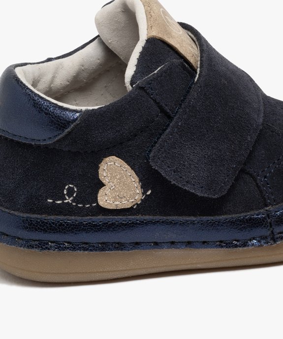 Chaussures premiers pas bébé fille baskets pailletées en cuir à large scratch - Alma Planète vue6 - ALMA - GEMO