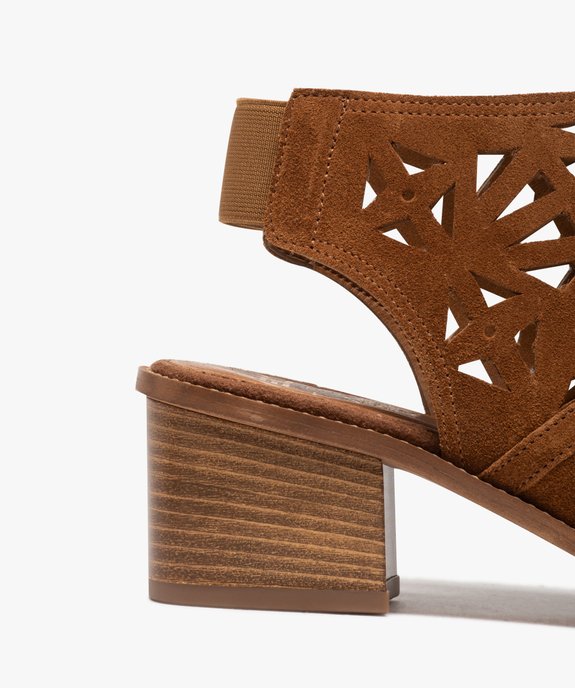 sandale couvrante talon