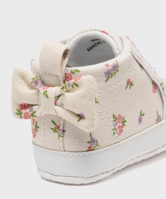 Chaussons de naissance tennis en toile fleurie bébé fille vue6 - LITTLE LOVE - GEMO