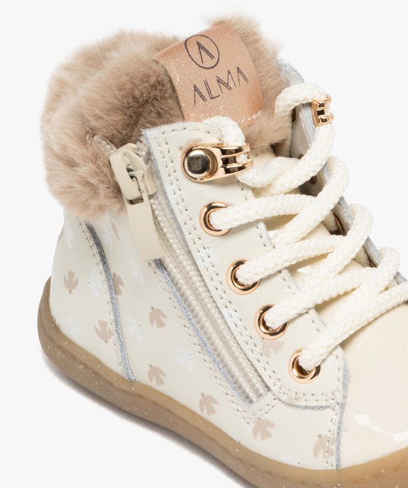 Chaussures premiers pas bébé fille boots en cuir à col duveteux et semelle pailletée - Alma Planète vue6 - ALMA - GEMO
