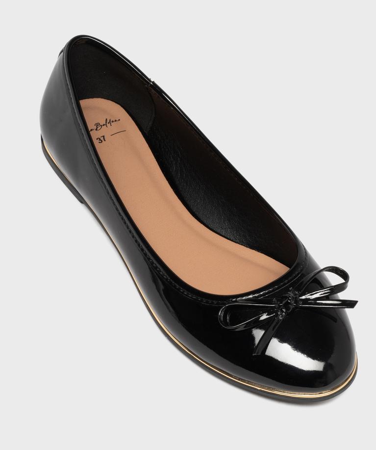 Ballerine noire souple et élastique avec médaillon rond doré main image 1